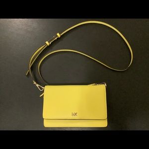 Michael Kors Pebble Leather Phone Crossbody Wallet (Buttercup)